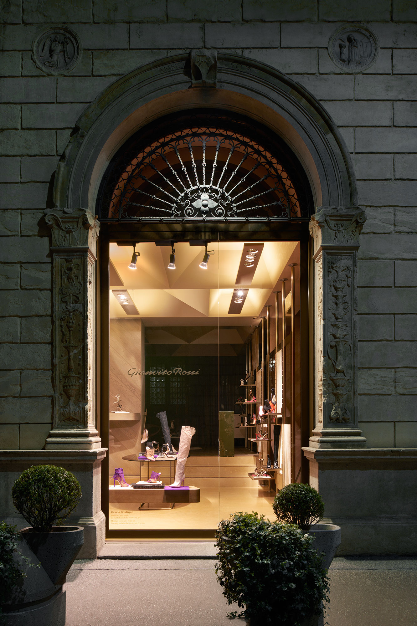 Gianvito Rossi boutique in Milan 2018 | Paola Pansini | gianvito rossi | D la Repubblica | Akiko Hayashida | Numerique Retouch Photo Retouching Studio